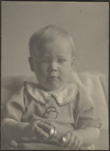 [Baby mit silberner Rassel] von Louis Fleckenstein