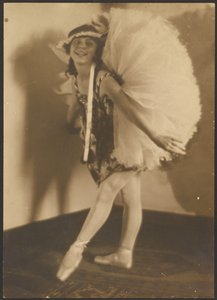Ballerina mit Kopfschmuck