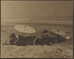 Strandszene mit Papierregenschirmen von Louis Fleckenstein