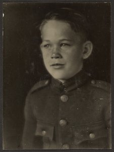 [Junge in Uniform verkleidet] von Louis Fleckenstein