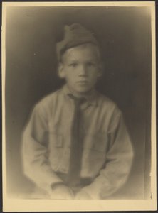 [Junge als Soldat verkleidet] von Louis Fleckenstein