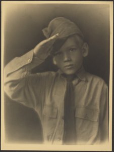 [Junge als Soldat verkleidet salutiert] von Louis Fleckenstein