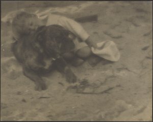 [Junge ruht auf Hund]