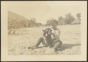 [Junge und Hund am Strand] von Louis Fleckenstein