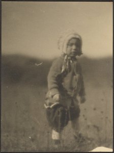 [Kind mit Haube auf einem Feld] von Louis Fleckenstein