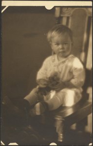Kind auf großem Stuhl von Louis Fleckenstein