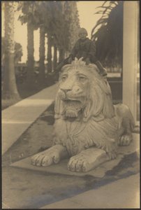 [Kind auf Löwenstatue]