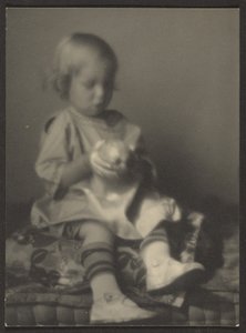 [Kind mit Apfel] von Louis Fleckenstein