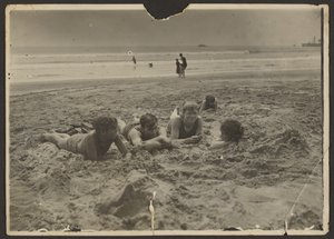Kinder im Sand am Strand von Louis Fleckenstein