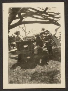 [Kinder an einem Picknicktisch] von Louis Fleckenstein