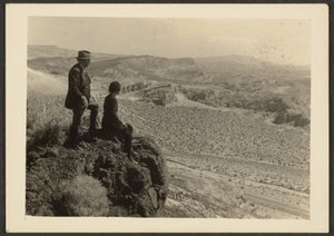 Paar in Wüstenlandschaft von Louis Fleckenstein