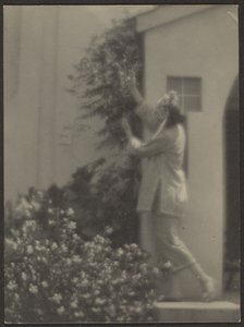 Tänzerin draußen von Louis Fleckenstein