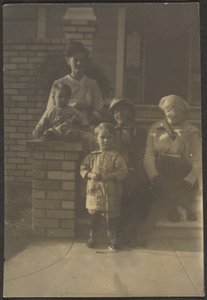 Familienporträt vor dem Haus von Louis Fleckenstein