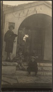 Familie vor dem Fleckenstein Studio in Long Beach
