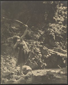 Bogenschützin im Wald