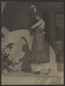 [Tänzerin vor einem Haus] von Louis Fleckenstein