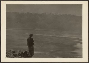 Figur mit Blick auf die Küste von Louis Fleckenstein