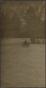 Figur auf Schlitten im Schnee