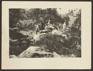Figuren durchqueren Landschaft von Louis Fleckenstein