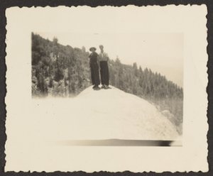 Figuren auf einem Felsen stehend von Louis Fleckenstein