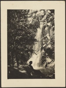 [Figuren und Wasserfall] von Louis Fleckenstein