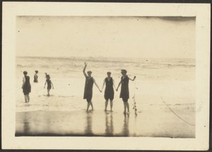 [Figuren in Badeanzügen am Strand] von Louis Fleckenstein