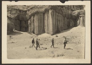 Figuren in Wüstenlandschaft von Louis Fleckenstein