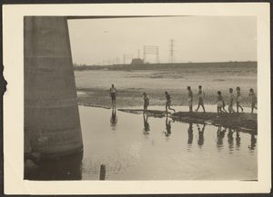 Figuren in industrieller Wasserszene von Louis Fleckenstein