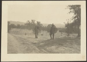Figuren in ländlicher Landschaft