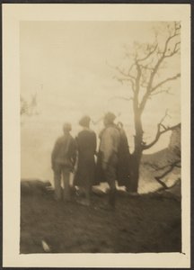 [Figuren im Schatten mit Baum] von Louis Fleckenstein