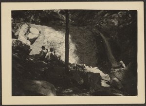 Figuren in schattiger Waldlandschaft von Louis Fleckenstein