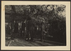 (Figuren im Wald) von Louis Fleckenstein