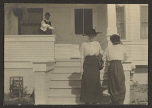 Figuren auf der Veranda