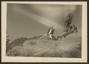 Figuren auf Felsen von Louis Fleckenstein