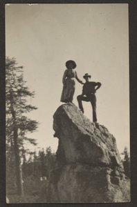 Figuren auf felsigem Gipfel von Louis Fleckenstein