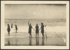 Figuren am Strand mit Seetang von Louis Fleckenstein