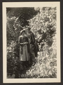 [Fleckenstein, Florence und ihre Söhne im Wald] von Louis Fleckenstein