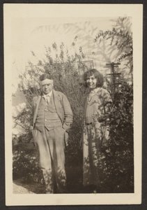 [Fleckenstein und Florence im Garten] von Louis Fleckenstein