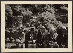 Fleckenstein und Ehefrau mit anderen auf Parkbank von Louis Fleckenstein