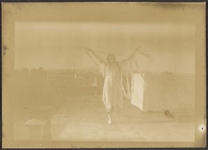 [Florence tanzt im Indianerkostüm] von Louis Fleckenstein
