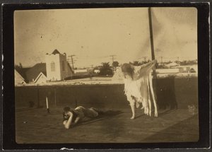 Florence tanzt im indianischen Kostüm von Louis Fleckenstein
