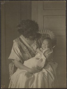 [Florence hält Baby im Schaukelstuhl] von Louis Fleckenstein