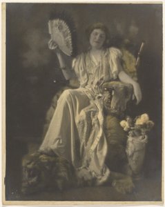 Florence sitzt in einem Stuhl mit Tigerfell