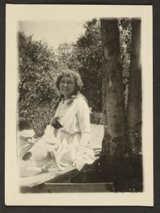 Florence mit Hund sitzend von Louis Fleckenstein
