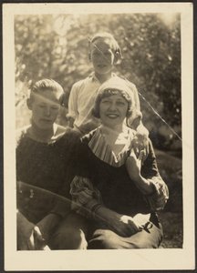 [Florence und ihre beiden Jungen] von Louis Fleckenstein