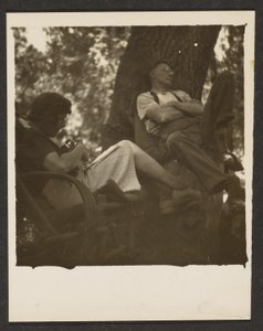 Florence und Ehemann im Wald von Louis Fleckenstein
