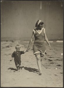 Florenz und Kleinkind am Strand spazierend von Louis Fleckenstein