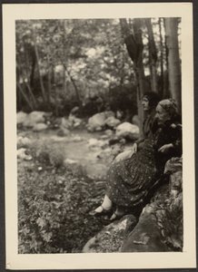 [Florence und Frau Fleckenstein am Waldbach] von Louis Fleckenstein