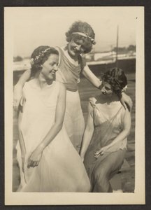 Florence mit Freunden in durchsichtigen Kostümen von Louis Fleckenstein