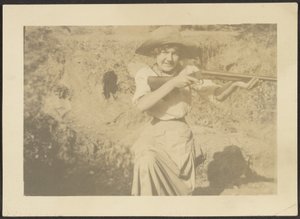 Florence mit Gewehr von Louis Fleckenstein
